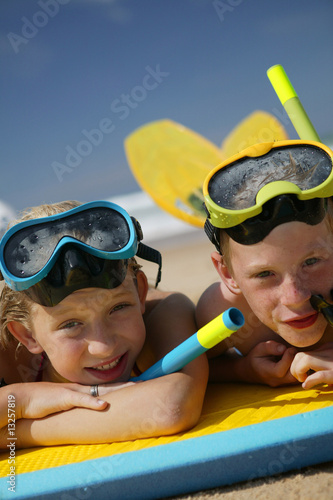 Photo: enfants allongés à la plage enfants allongés à la plage
