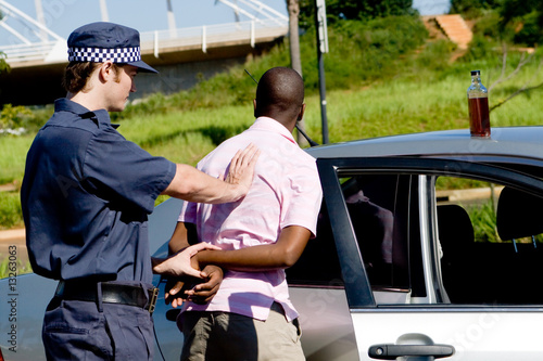 Foto: policeman arresting DUI suspect policeman arresting DUI suspect