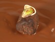 Praline auf flüssiger Schokolade