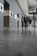 geschäftsleute gehen in gruppe durch bürogebäude
