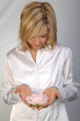 Giovane ragazza bionda con un fiore rosa in mano Giovane ragazza bionda con un fiore rosa in mano