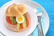 belegtes brötchen mit bierwurst, ei, gurke und tomate