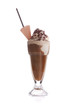 Eiskaffe mit Waffel und Strohhalm gerade