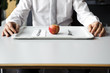 geschäftsmann mit apfel als snack
