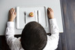 geschäftsmann mit apfel als snack