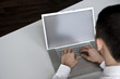 junger geschäftsmann sitzt vor computer monitor