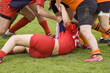 Joueuse au sol au rugby