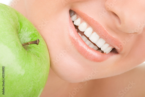 Foto: healthy teeth and green apple healthy teeth and green apple