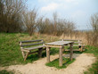 Holzbank und Holztisch