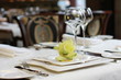 Photo en ligne au meilleur prix Vegetarian creative food in luxurious restaurant interior