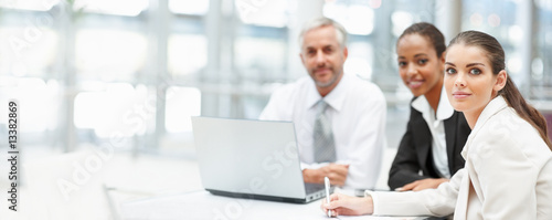 Photo : Group of business people working on a laptop Group of business people working on a laptop
