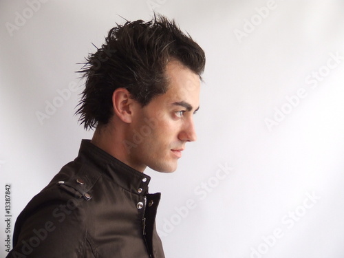 Foto: homem de perfil homem de perfil