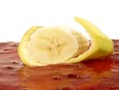Banane auf Erdbeermarmelade