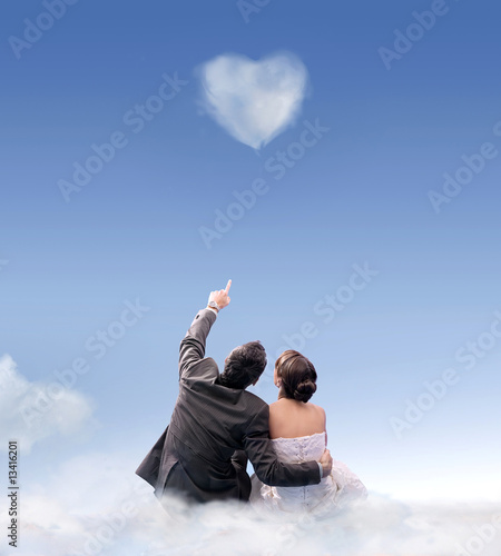 Foto: Heart of cloud - studio shot of a wedding couple Heart of cloud - studio shot of a wedding couple
