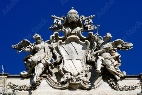 Foto: stemma del papa Clemente XII sulla fontana di Trevi a Roma stemma del papa Clemente XII sulla fontana di Trevi a Roma