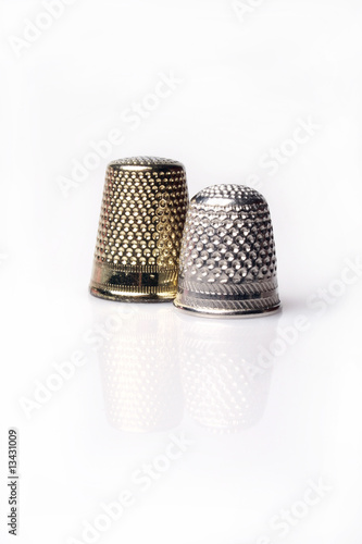 Photo: Par de dedal isolados no fundo branco Par de dedal isolados no fundo branco