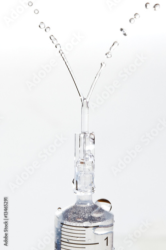 Foto: Syringe on white background Syringe on white background