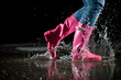 Foto: girl jumping in the puddle girl jumping in the puddle