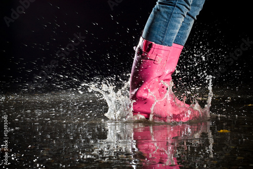 Foto: girl jumping in the puddle girl jumping in the puddle