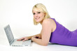 Junge Frau mit Laptop / Notebook