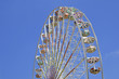 Riesenrad auf Kirmes vor blauem Himmel
