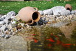 Amphoren am Teich