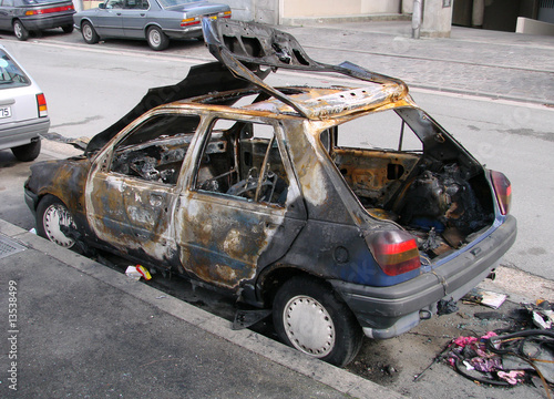 Voiture incendiée Voiture incendiée
