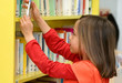 fillette à la bibliothèque 2