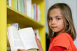 fillette à la bibliothèque fillette à la bibliothèque
