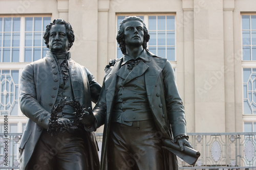 Foto: Statue von Goethe und Schiller in Weimar Statue von Goethe und Schiller in Weimar