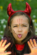 petit diable se réchauffant les mains