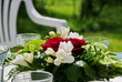 Roses rouges et fleurs blanches. décoration. Roses rouges et fleurs blanches. décoration.