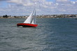 Voilier naviguant dans la rade de Lorient (Morbihan, Bretagne)