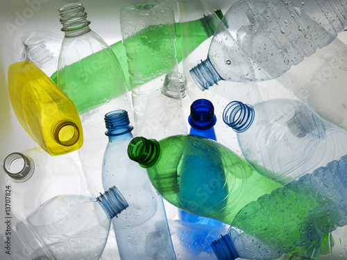 Foto: Backlit collection of colourful plastic bottles Backlit collection of colourful plastic bottles
