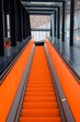 Die orangefarbene Rolltreppe