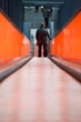 Urbanes Reisen auf orangener Rolltreppe