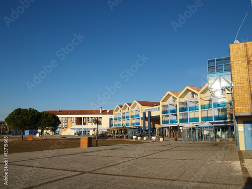 Place du port à Hourtin