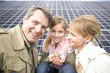Foto: Family posing together in front of solar panels in Munich, Bavaria, Germany Family posing together in front of solar panels in Munich, Bavaria, Germany