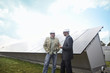 Foto: Mature businessmen talking in front of solar paneling, Munich, Germany Mature businessmen talking in front of solar paneling, Munich, Germany
