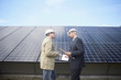 Foto: Mature businessmen talking in front of solar paneling, Munich, Germany Mature businessmen talking in front of solar paneling, Munich, Germany