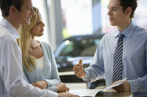 Foto: Couple buying new car Couple buying new car