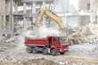Foto: Ein Bagger belädt einen LKW Ein Bagger belädt einen LKW