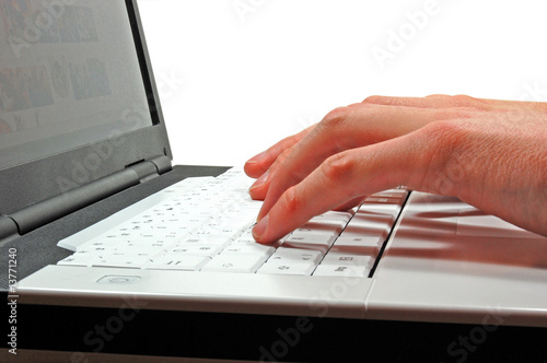Photo: Hände auf einer Laptoptastatur Hände auf einer Laptoptastatur