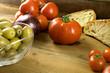 olive con pane e pomodori