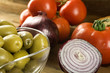 olive con pomodori e cipolla