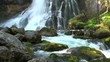 wasserfall mit felsen