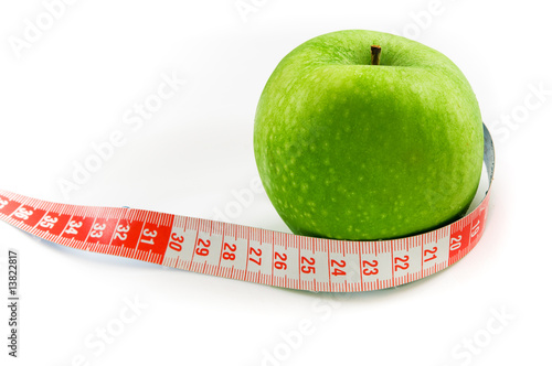 Foto: una manzana verde con cinta metrica una manzana verde con cinta metrica