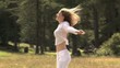 Ragazza bionda corre in montagna Ragazza bionda corre in montagna