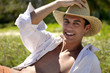 jeune homme avec chapeau de paille