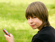 adolescent composant un numéro de téléphone
